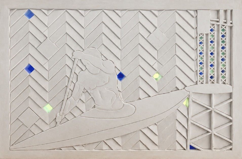 Fresque de plâtre de Louis Barthélemy, kayakiste sur un fond de chevrons taillés, losanges de verre bleu et vert