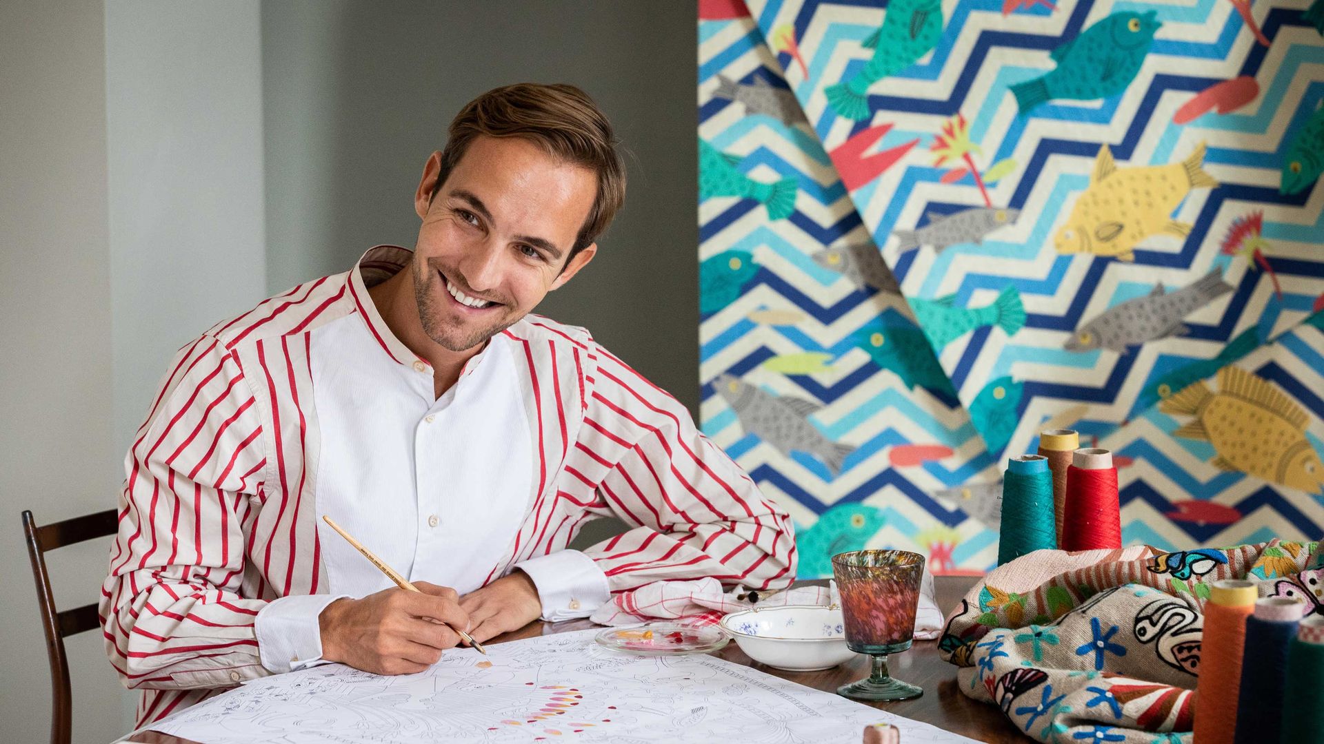 Louis Barthélemy dessinant à sa table de travail