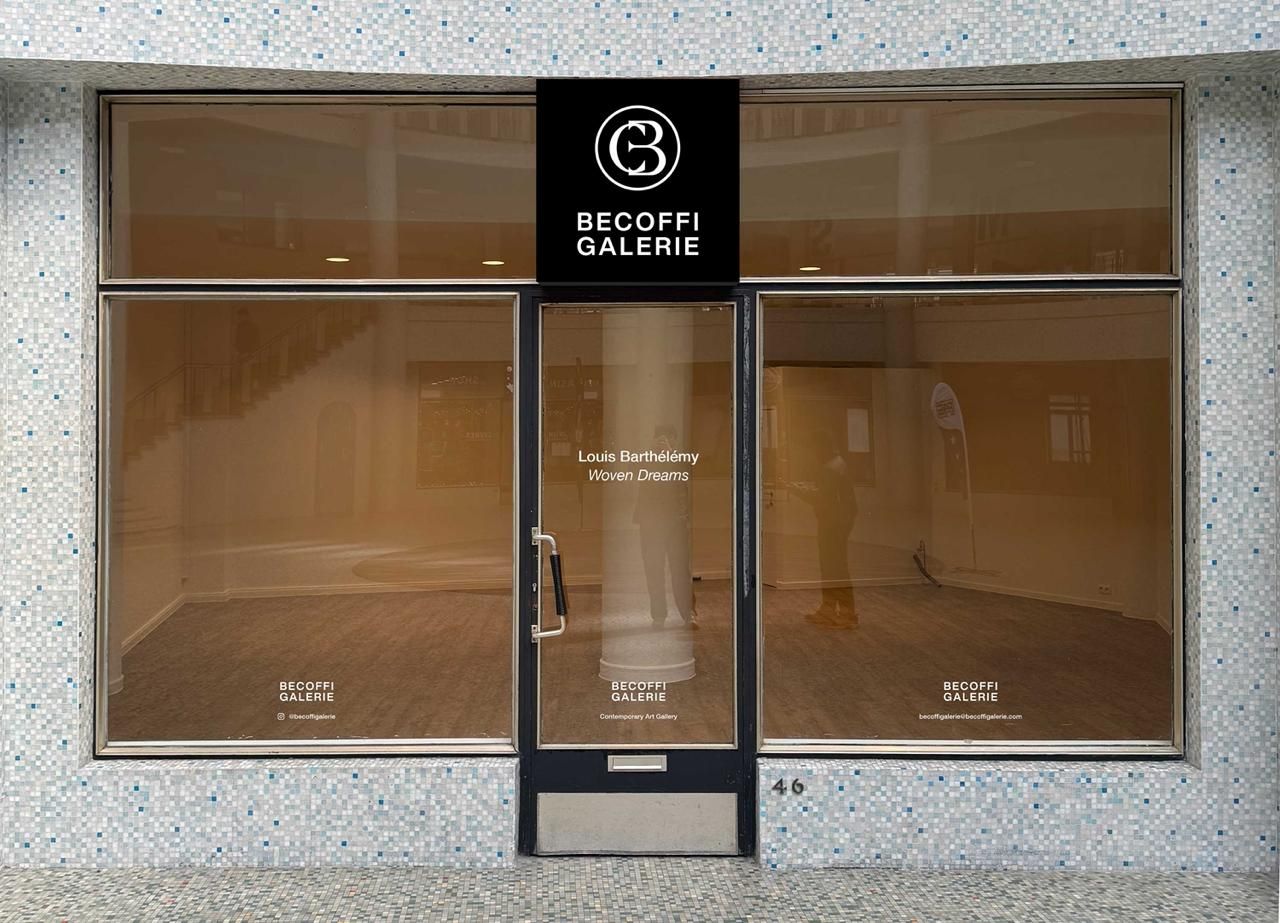 Devanture de BECOFFI GALERIE, Galerie Ravenstein 46 : enseigne noire au monogramme et vitrines encore vides avant l'accrochage