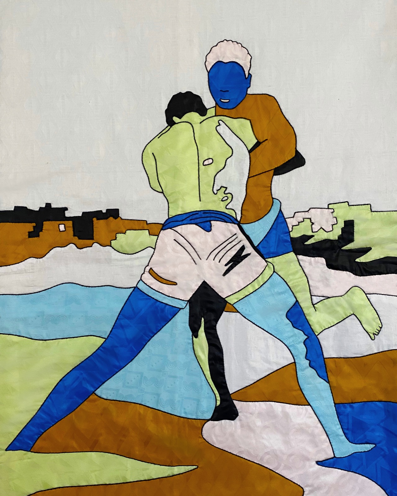 Appliqué textile de Louis Barthélemy, deux lutteurs enlacés, figures bleues, vertes et ocre devant un village de bord de mer