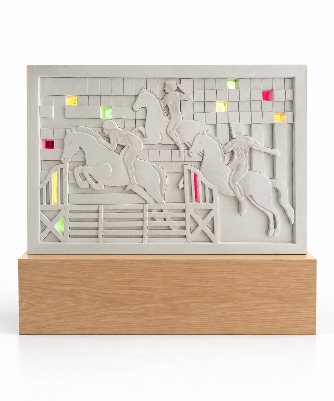 Fresque de plâtre de Louis Barthélemy, trois cavaliers sautant des obstacles devant un mur de briques, carreaux de verre coloré