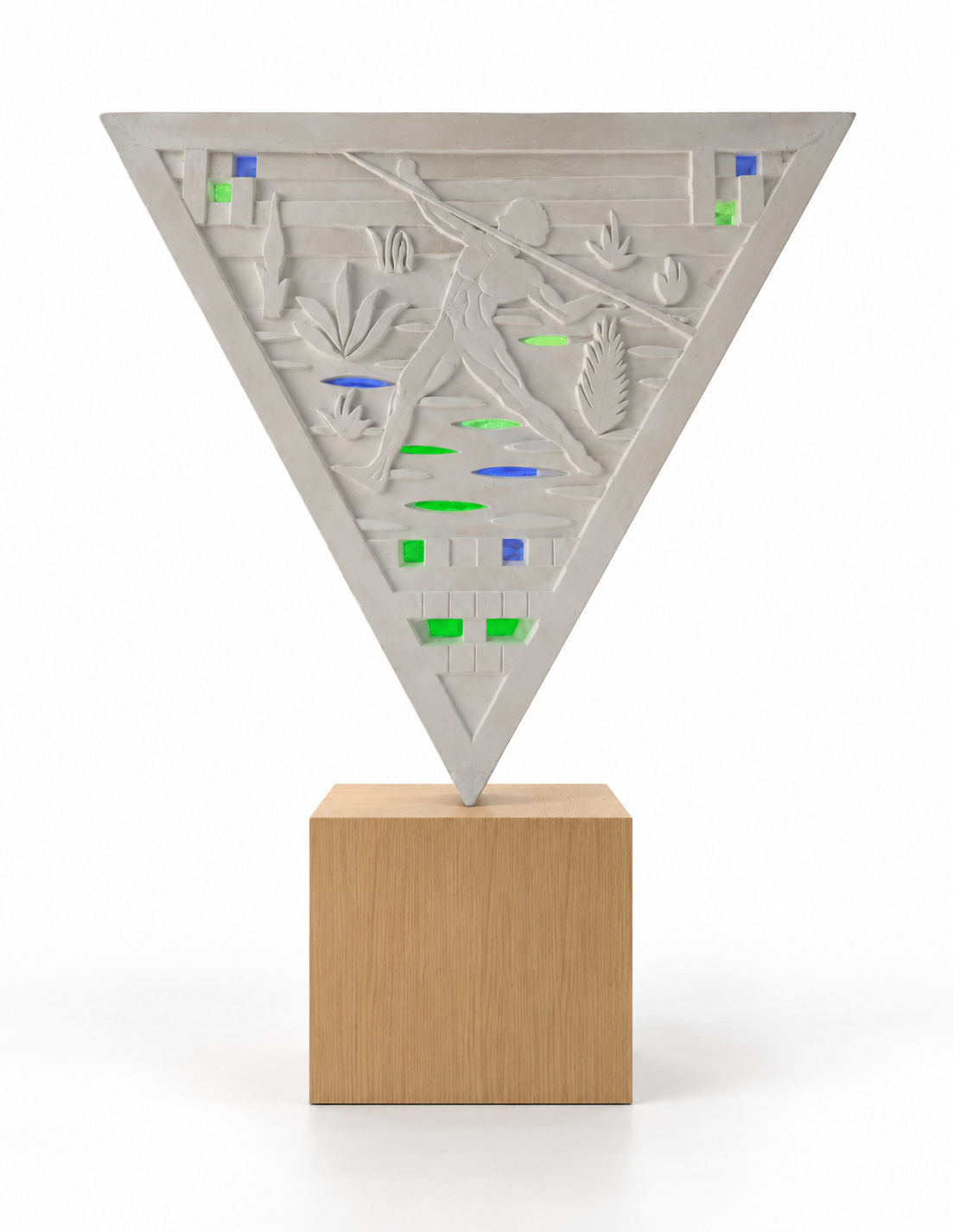 Fresque de plâtre triangulaire de Louis Barthélemy, lanceur de javelot entre des feuillages, éclats de verre bleu et vert