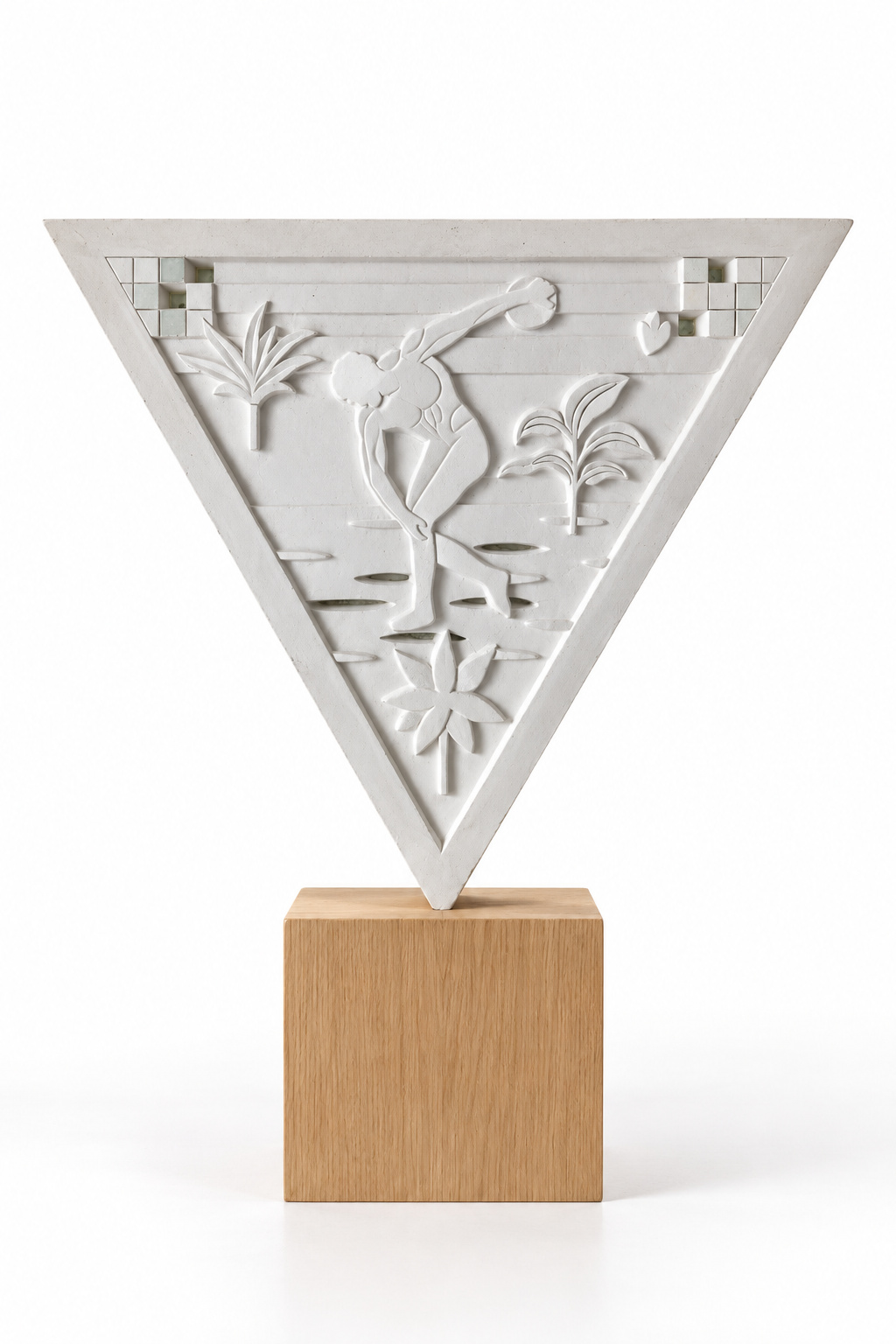 Fresque de plâtre triangulaire de Louis Barthélemy, discobole entre deux plantes stylisées sous une frise en damier, incrustations de verre, posée sur un socle de chêne